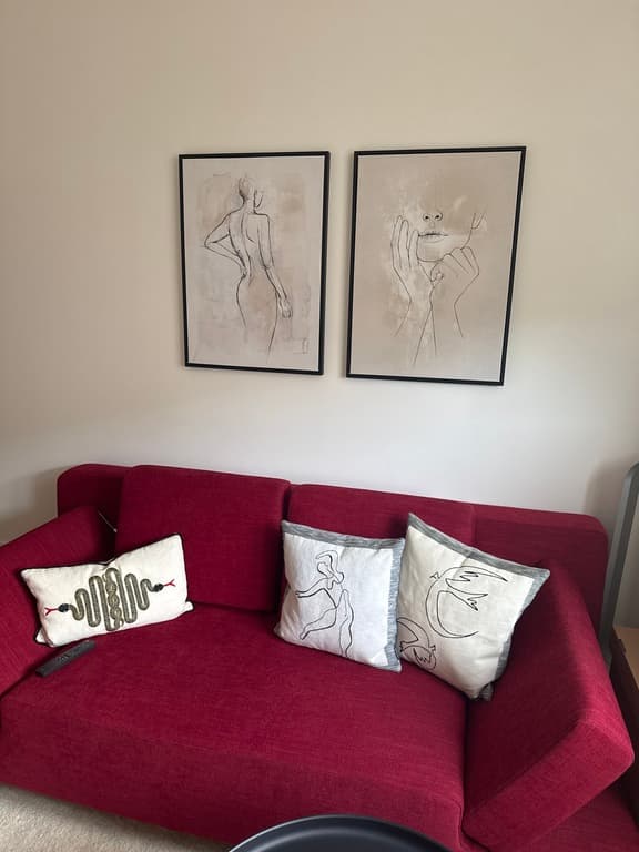 Sehr schöne Bilder auf Leinwand mit schwarzem Rahmen. Das eine sperrt allerdings ein bisschen, so dass wir eine Ecke mit doppelseitigem Klebeband an der Wand befestigen mussten. Daher nur 4 von 5 Sternen.&nbsp;