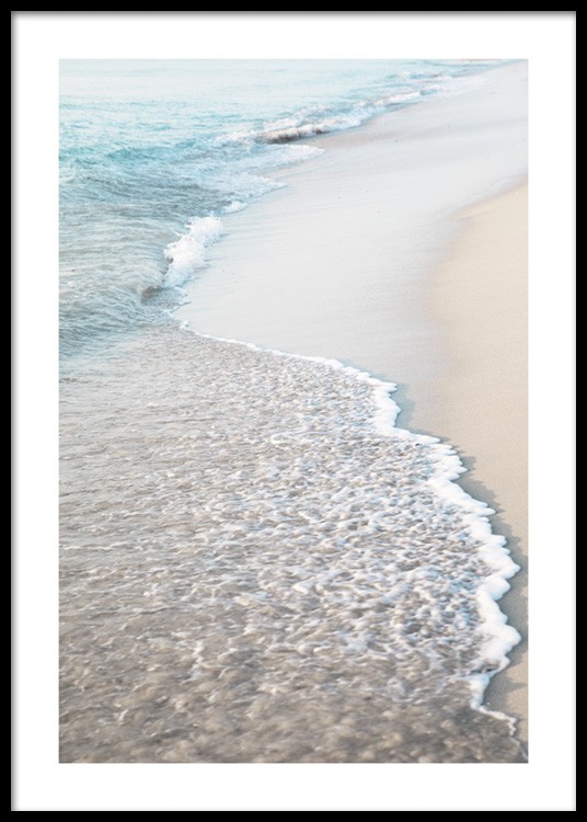  – Fotografia di una spiaggia di sabbia sottile e onde che la lambiscono
