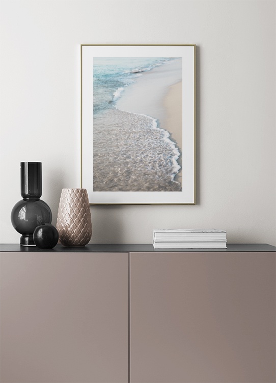  – Photographie d’une plage de sable clair avec des vagues s’échouant sur la plage