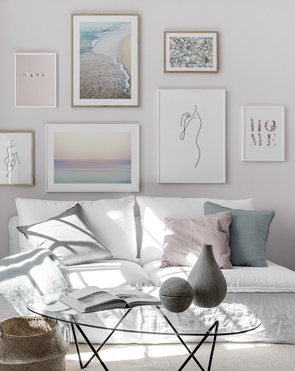  – Fotografie von Wellen, die auf einen Strand mit hellem Sand auftreffen