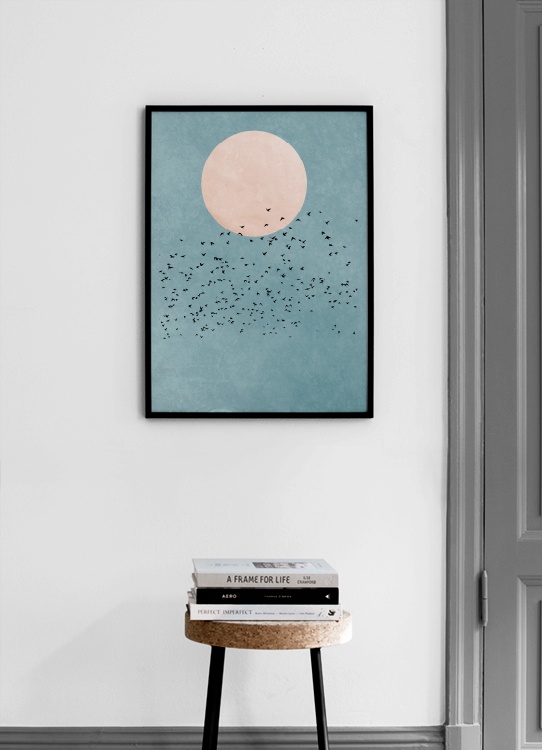  – Grafische Darstellung mit einem rosa Mond und blauem Himmel hinter einem Schwarm schwarzer Vögel