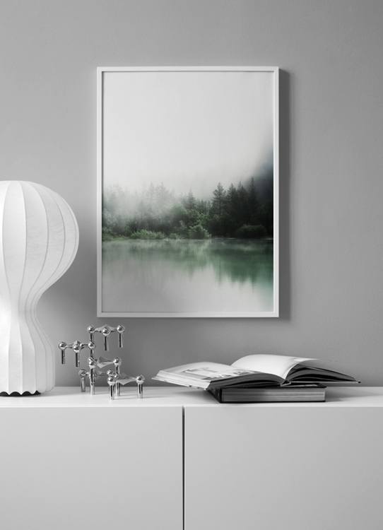  – Photographie d’un lac devant une forêt avec des arbres verts se reflétant dans le lac