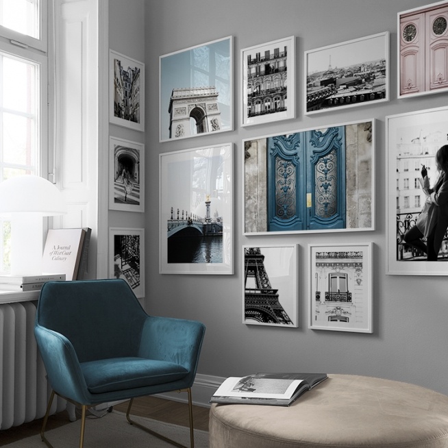  – Schwarz-weiß-Fotografie von einer Frau, die ein zu großes Hemd trägt und eine Zigarette in einem Fenster raucht