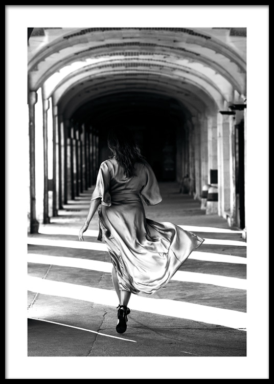 Running Light Poster Paris Poster In Schwarz Weiss Mit Frau Im Kleid Desenio Ch