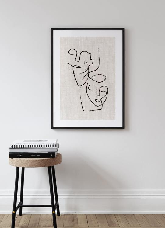  – Illustrazione di due volti astratti in nero, disegnati su uno sfondo beige effetto lino