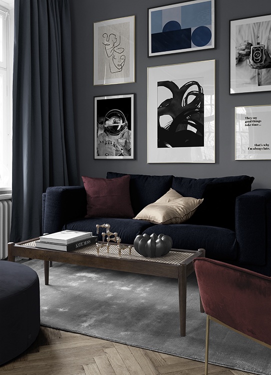  – Illustrazione di due volti astratti in nero, disegnati su uno sfondo beige effetto lino