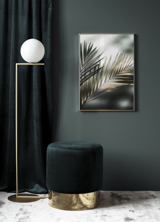  – Fotografia di due foglie di palma color oro e verde su sfondo effetto pietra