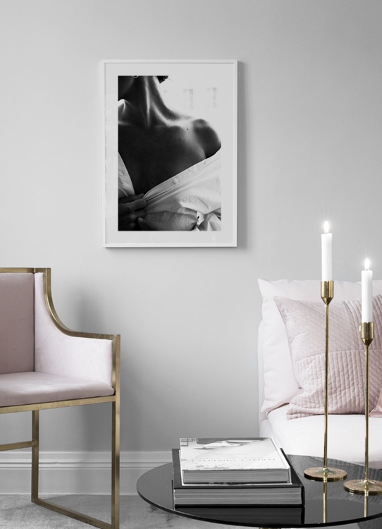  – Photographie en noir et blanc de l’épaule nue d’une femme portant une chemise blanche