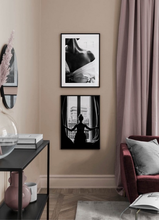  – Photographie en noir et blanc de l’épaule nue d’une femme portant une chemise blanche