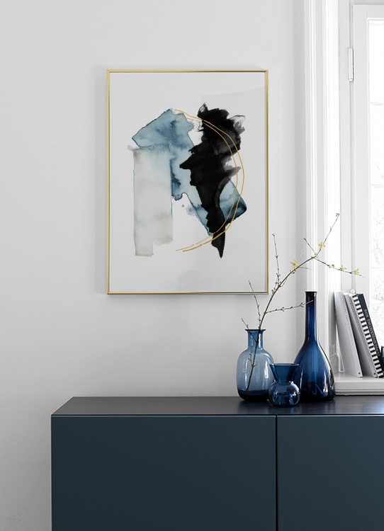  – Illustrazione ad acquarello con forme astratte in nero e blu e due linee color oro