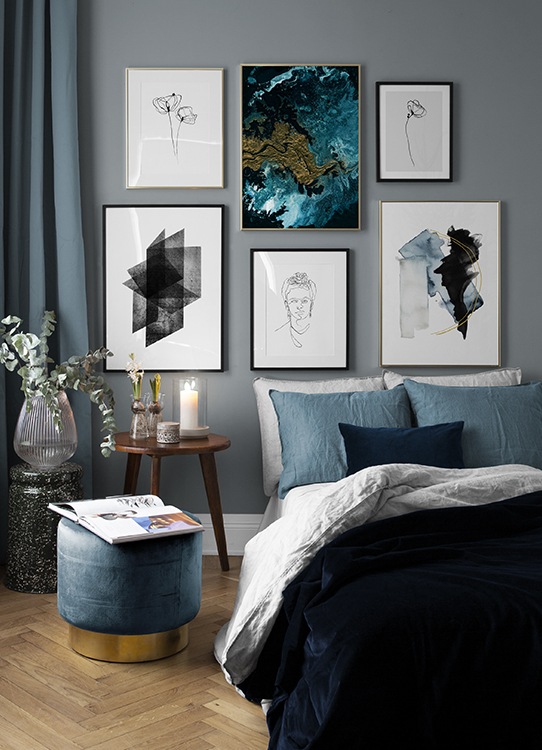  – Illustrazione ad acquarello con forme astratte in nero e blu e due linee color oro