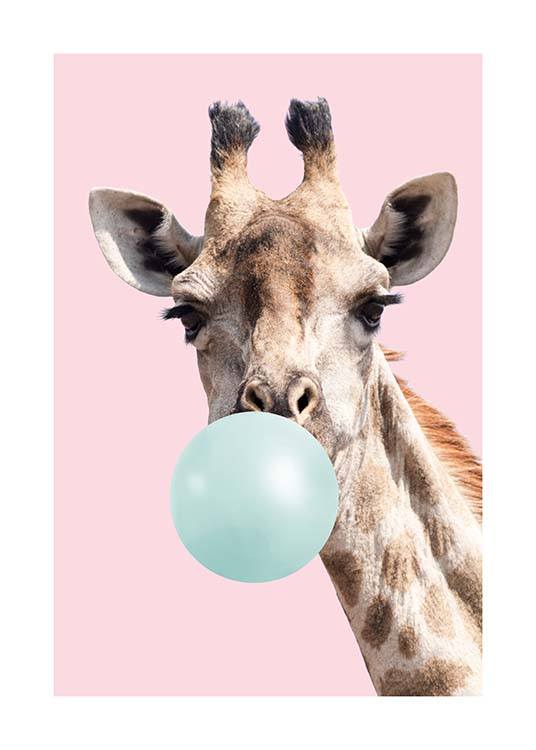  – Tierposter, das eine Giraffe mit einem blauen Kaugummi im Mund vor einem rosa Hintergrund zeigt