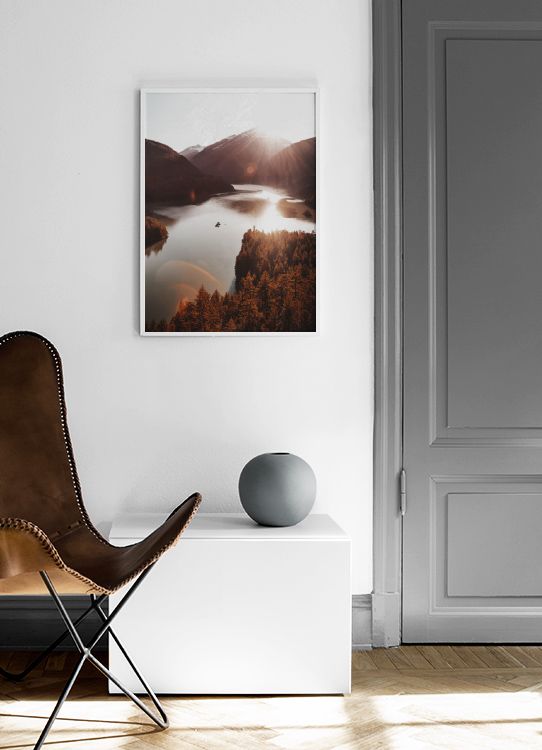  – Fotografie, die einen roten Wald an einem See im Sonnenuntergang zeigt