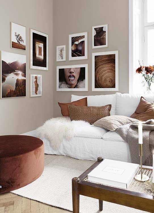  – Fotografia di una foresta rossa e un lago al tramonto