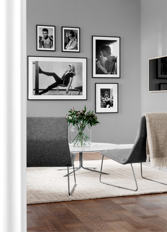  – Fotografia in bianco e nero di Frida Kahlo con fiori tra i capelli e il mento appoggiato sulla mano