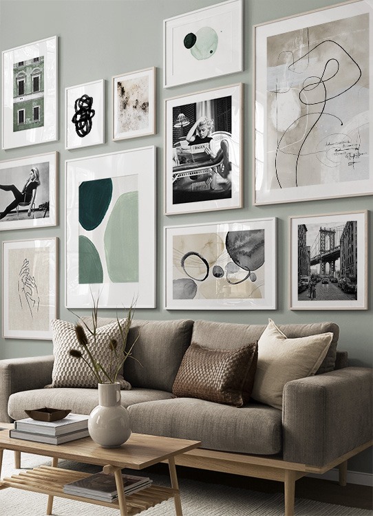  – Fotografia in bianco e nero di una donna in una strada di New York con il ponte di Manhattan sullo sfondo