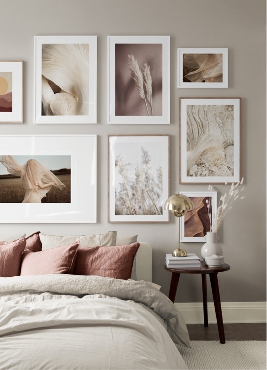  – Photographie d’une falaise beige avec un motif tourbillonnant et abstrait