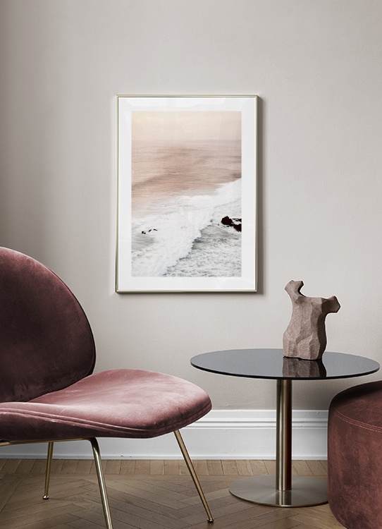  – Fotografia di onde e un oceano rosa con un cielo rosa chiaro sullo sfondo