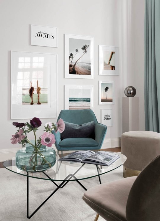  – Fotografia di palme curve al vento su una spiaggia con l’oceano sullo sfondo