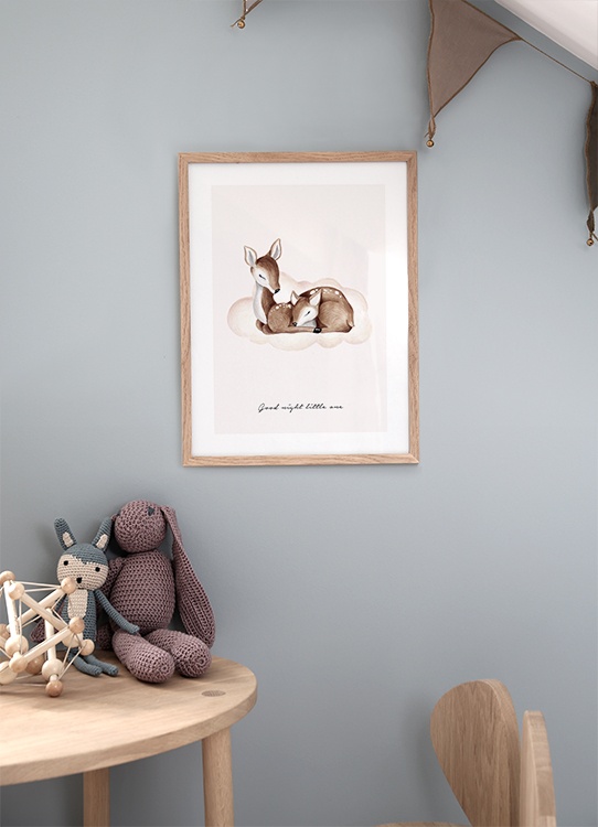 Illustrazione con due cerbiatti che dormono su una nuvola e il testo Good night little one