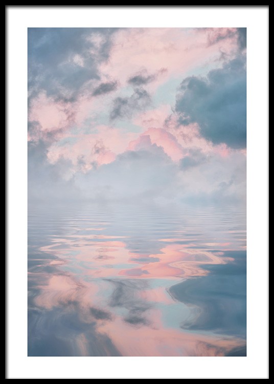 Gravure de nature avec un lac et le ciel dans les nuages pastel se reflétant dans l'eau 