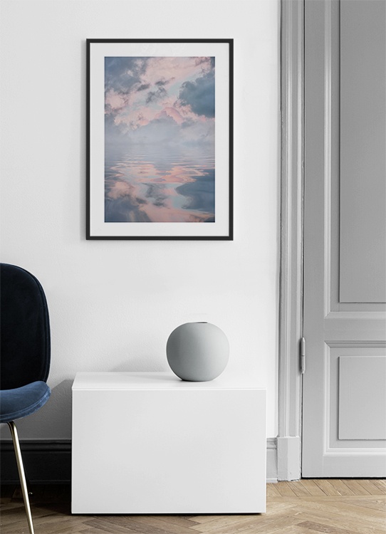 Naturposter mit See und pastellfarbenen Wolken am Himmel, die sich im Wasser spiegeln 