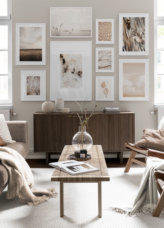  - Fotografia di nuvole contro un cielo color pesca con finitura pastello