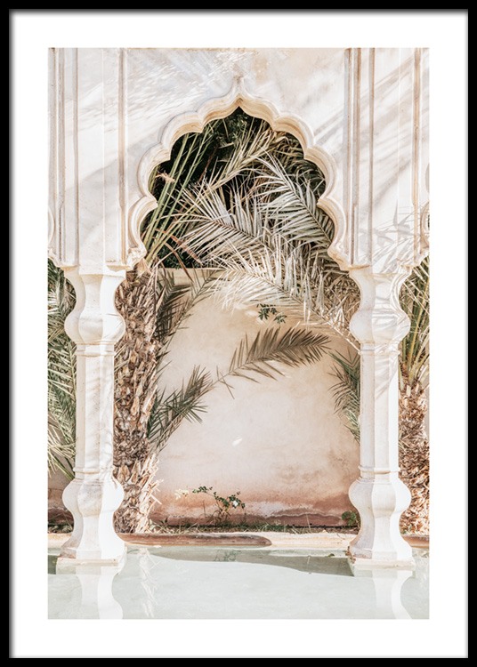  - Fotografia di palme dietro un arco moresco e colonne
