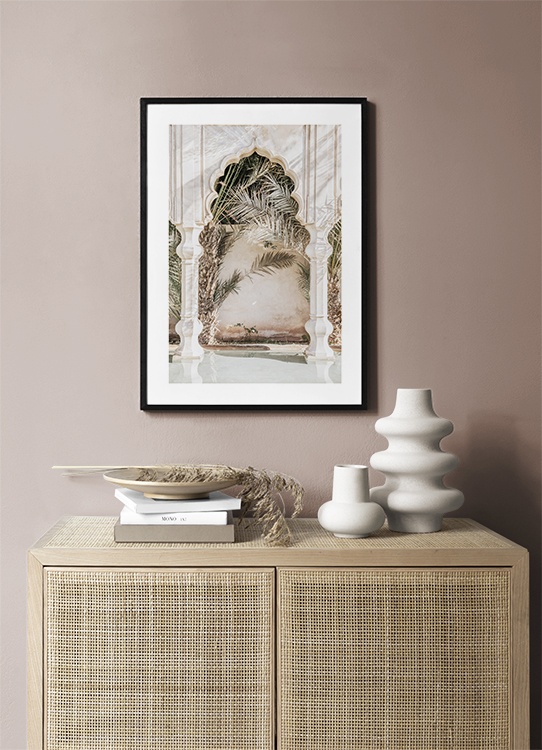  - Fotografia di palme dietro un arco moresco e colonne