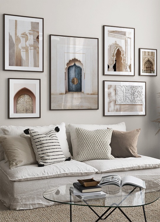  - Fotografia di palme dietro un arco moresco e colonne