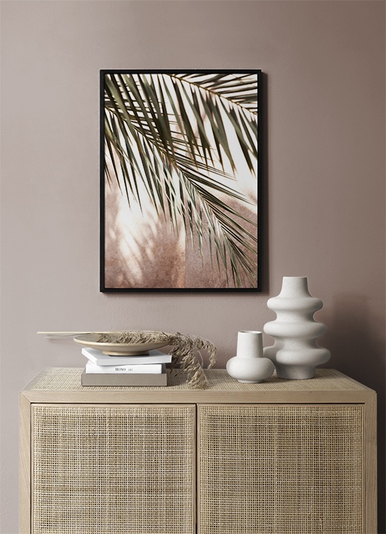  - Photographie en gros plan de feuilles de palmier et leurs ombres sur un fond rose