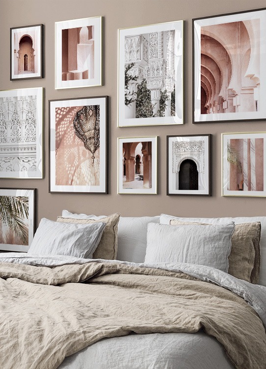  - Primo piano di foglie di palma e la loro ombra su sfondo rosa