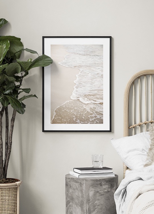  – Photographie d’une plage avec des vagues plates se déversant sur le sable