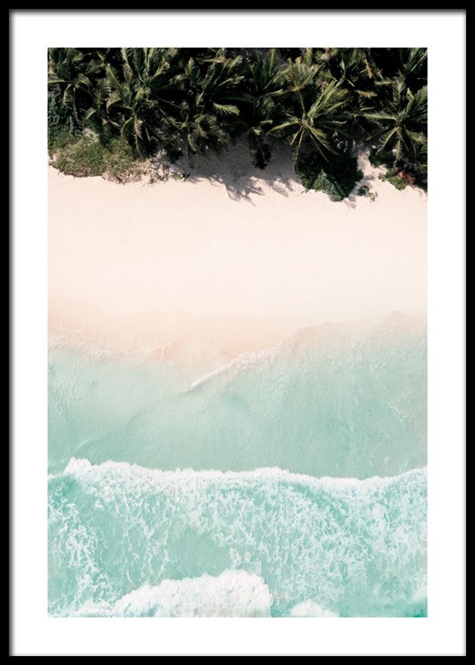  – Fotografie eines Strandes mit rosa Sand, blauem Wasser und Palmen