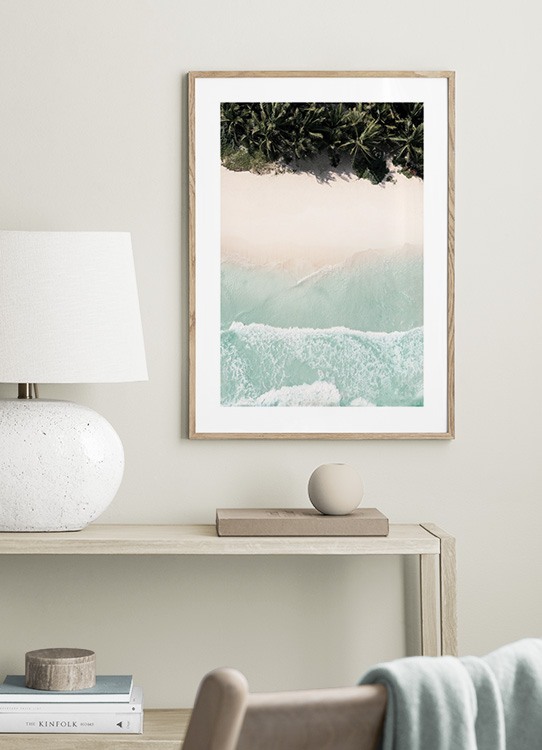  – Fotografia di una spiaggia con sabbia rosa, acqua azzurra e palme