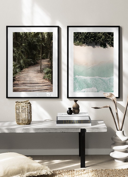  – Fotografie eines Strandes mit rosa Sand, blauem Wasser und Palmen