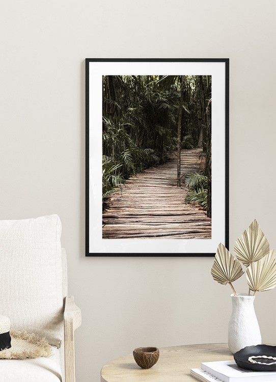  – Fotografie eines Dschungels mit Palmen, die einen Weg aus Holz säumen