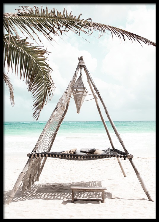 – Photographie de feuilles de palmier devant un hamac sur une plage