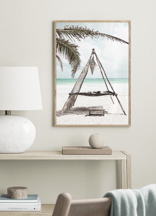  – Fotografie von Palmblättern vor einer Hängematte am Strand