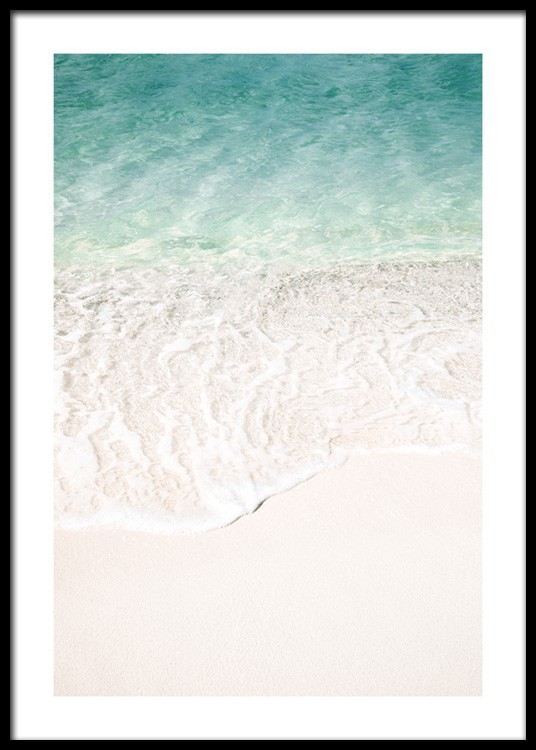  – Fotografie von klarem, blauem Wasser und einem Strand mit weißem Sand