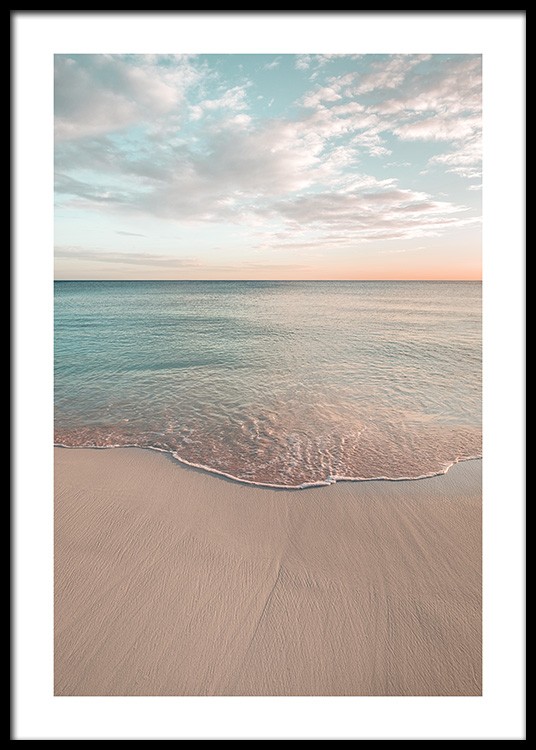  – Photographie d’un océan calme et d’une plage avec un ciel bleu nuageux à l’arrière-plan