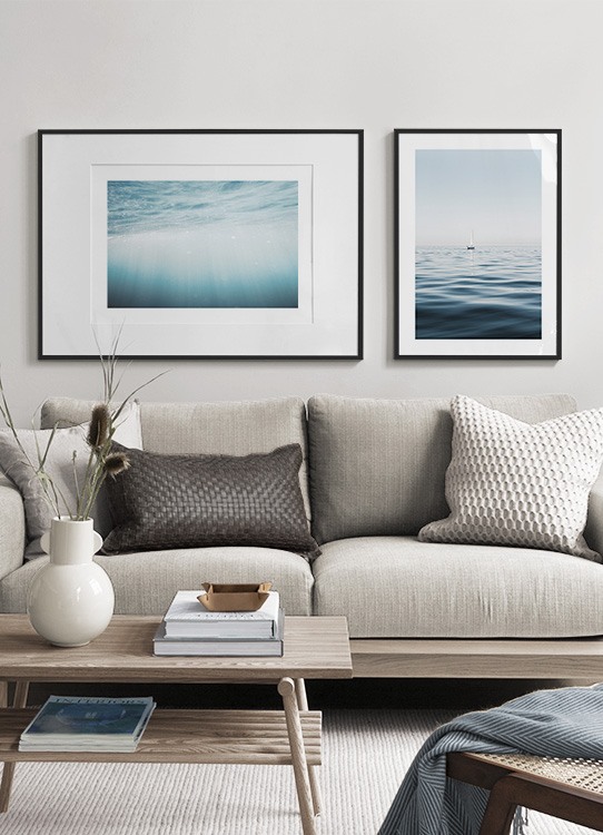  – Photographie d’un voilier dans un océan bleu clair avec des vagues calmes