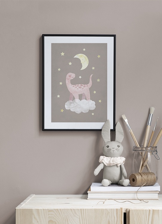  – Illustration d’un dinosaure en rose se tenant sur un nuage avec des étoiles et une lune tout autour, sur un fond marron