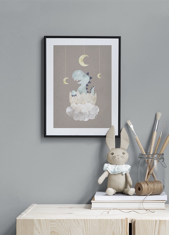  – Illustration eines kleinen, blauen Dinosauriers in einem Ei auf einer Wolke vor braunem Hintergrund