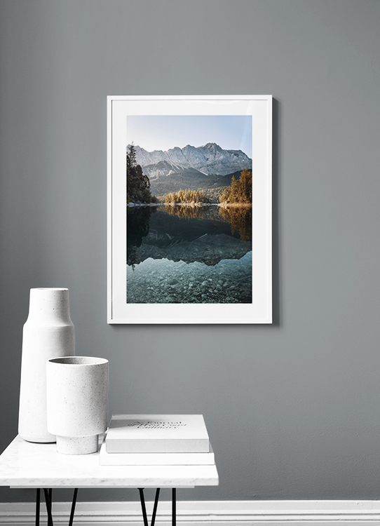  – Fotografia di montagne e alberi color ambra riflessi in un lago immobile