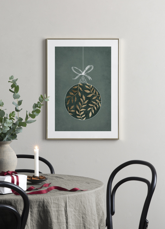  – Illustration d’une décoration de Noël en vert et or au bout d’une ficelle blanche sur un fond vert