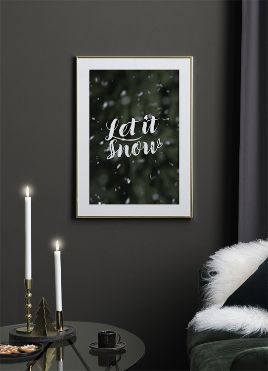  – „Let it snow“ in weißer Schrift umgeben von Schneeflocken vor einem grünen Hintergrund