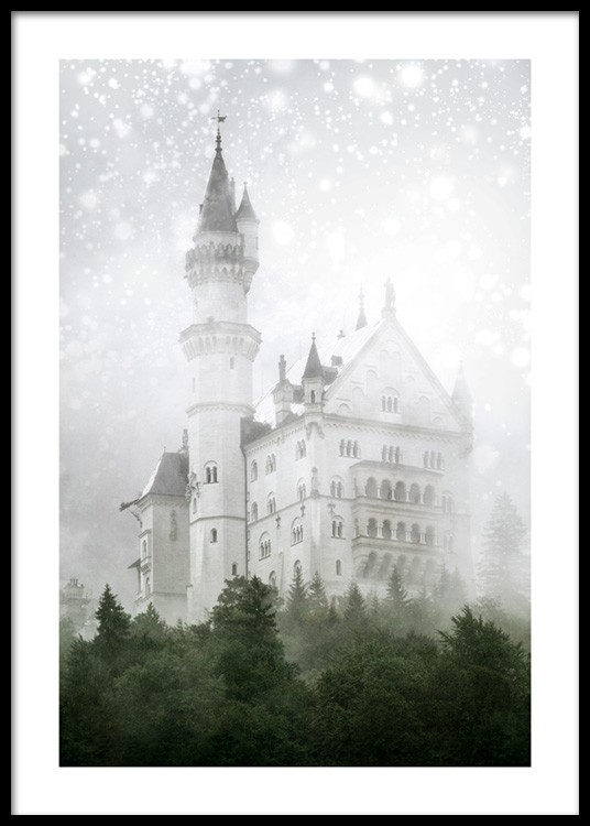  – Photographie d’un château blanc recouvert de neige étincelante avec des sapins verts