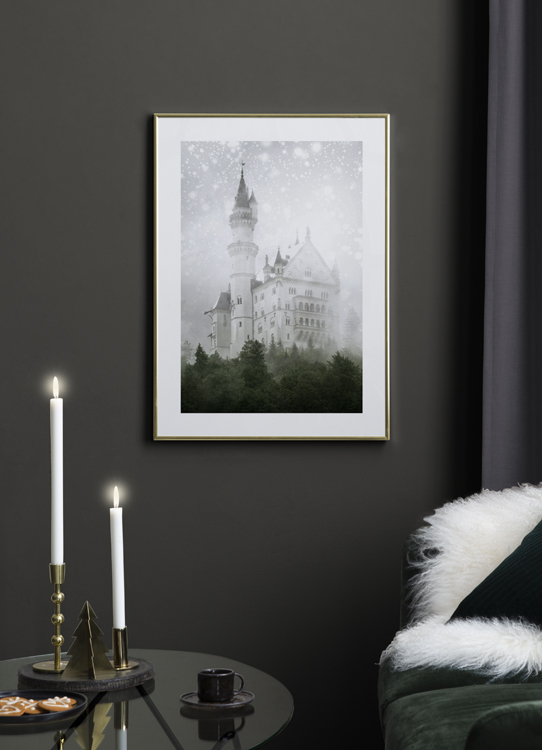  – Fotografia di un castello bianco con fiocchi di neve luccicanti e pini verdi