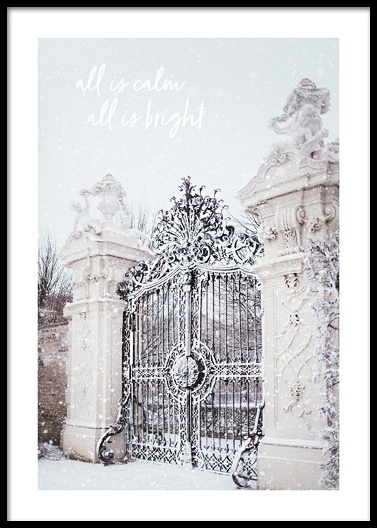  – Fotografie von Säulen und einem geschnitzten Tor, die mit Schnee bedeckt sind, darüber Text